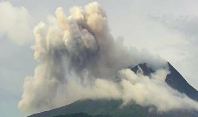 Bikin Merinding Gunung Api Semeru Kembali Muntahkan Guguran Awan Panas